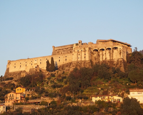 Pepemanuele, CC BY-SA 4.0, via Wikimedia Commons 1280px-Castello_Malaspina_al_tramonto