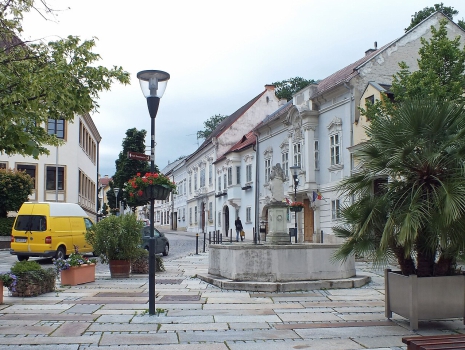Martin Geisler, CC BY-SA 4.0, via Wikimedia Commons 1280px-Eisenstadt_Joseph_Haydn-Gasse
