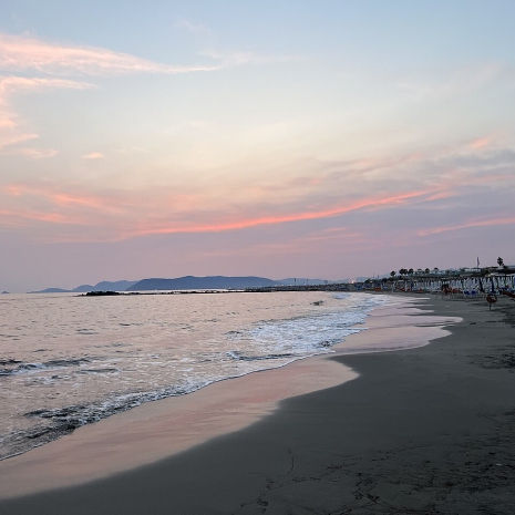 Lukas Beck, CC BY 4.0, via Wikimedia Commons 1280px-Strand_Massa_Sonnenuntergang_02