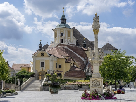 Thomas Ledl, CC BY-SA 4.0, via Wikimedia Commons 1280px-Haydnkirche,_Eisenstadt_Ansicht_1
